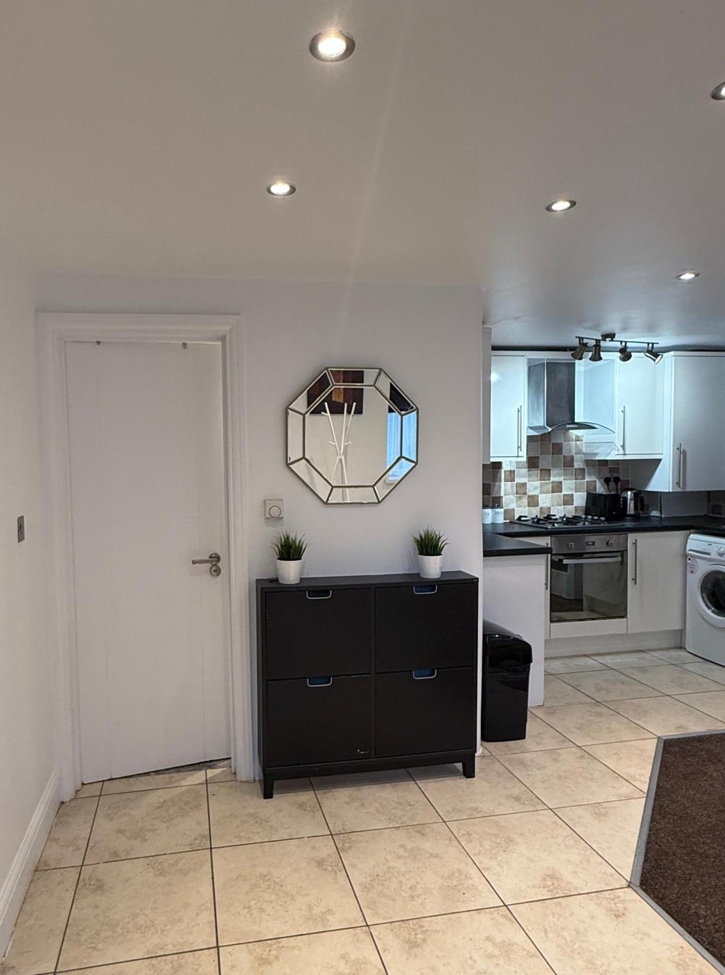 הונסלו Cosy Guest Suite, West London מראה חיצוני תמונה