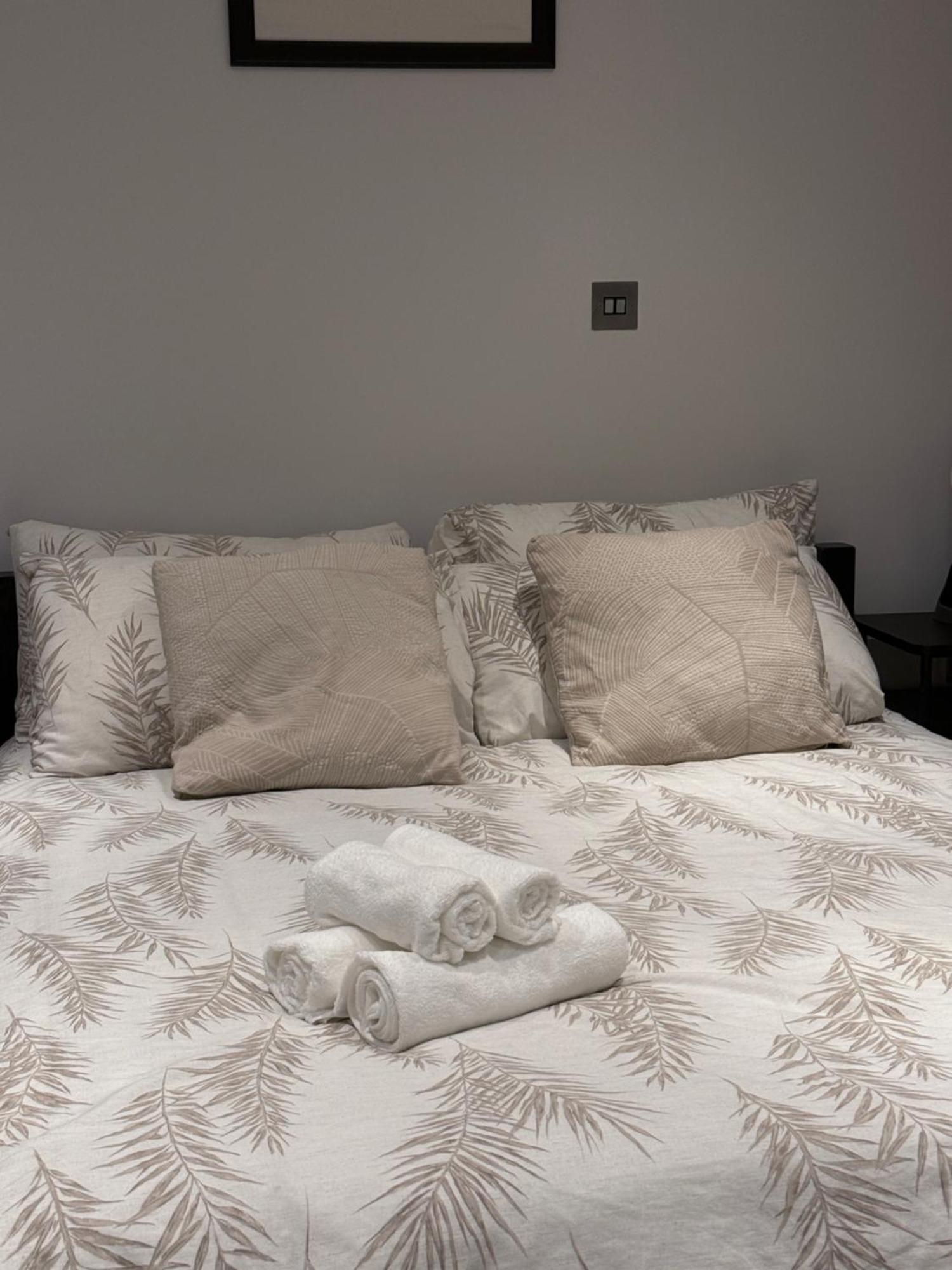 הונסלו Cosy Guest Suite, West London מראה חיצוני תמונה